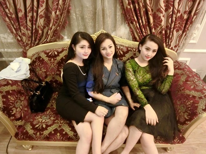 Bà ngoại U40 gây xôn xao với clip nhảy trong bar