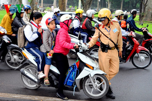 Xử phạt học sinh không đội MBH ngay cổng trường