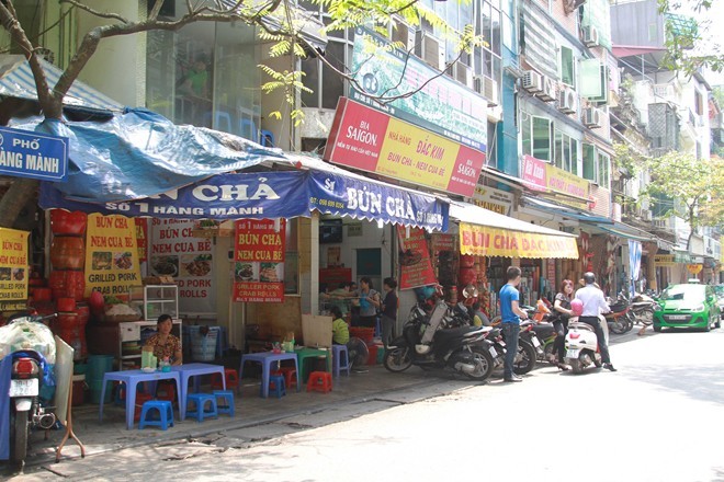 Biển hiệu 'cửa hàng bên là giả mạo' kỳ lạ của quán bún chả