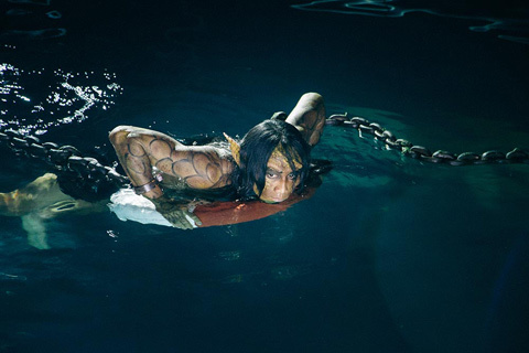 Phạm Anh Khoa quay MV với rắn thật