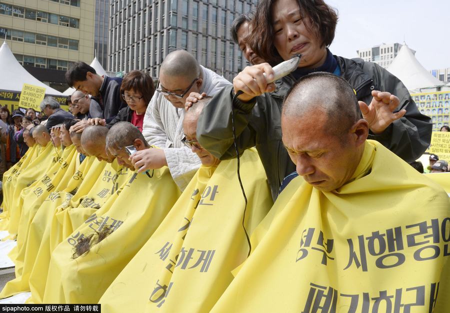 Phụ huynh nạn nhân phà Sewol đồng loạt xuống tóc