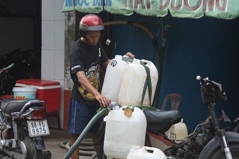 Kỳ lạ nghề bán… nước biển ở Sài Gòn