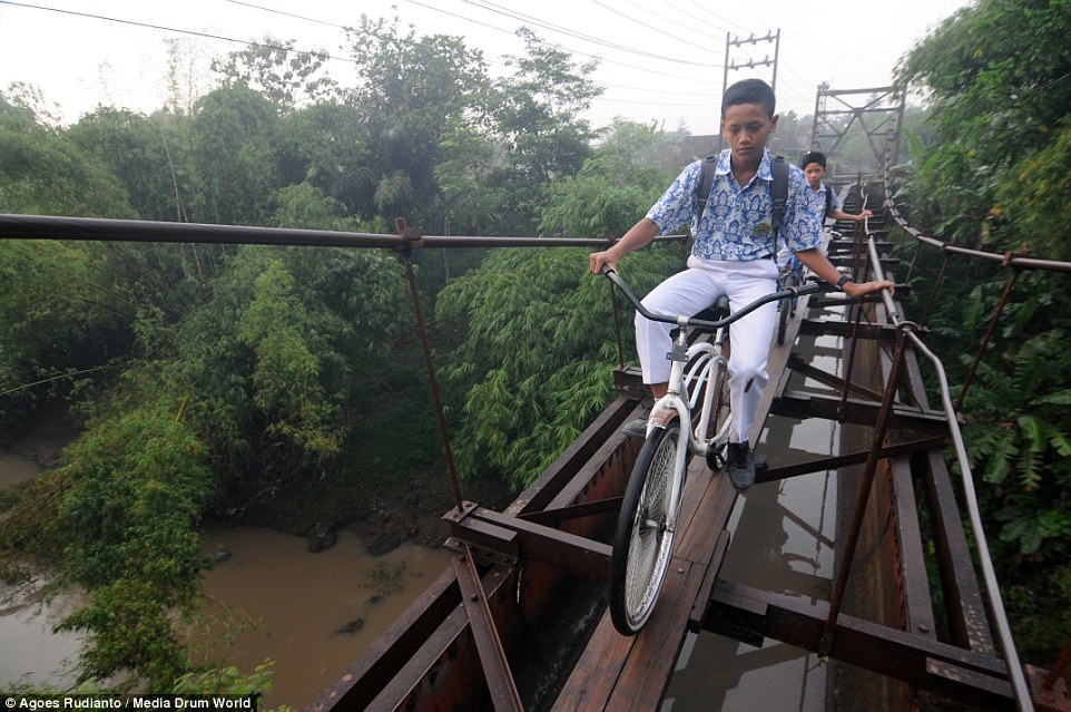 cầu, học sinh, xe đạp, Indonesia, nguy hiểm