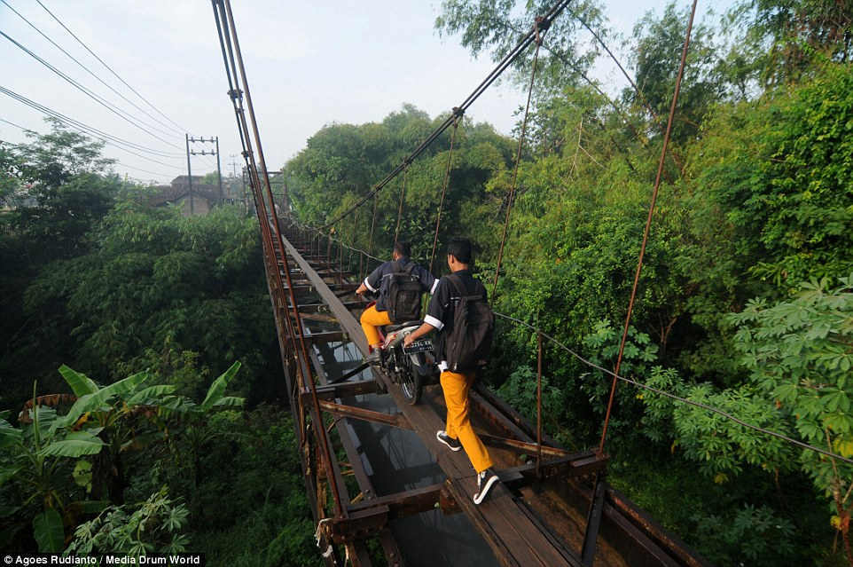 cầu, học sinh, xe đạp, Indonesia, nguy hiểm