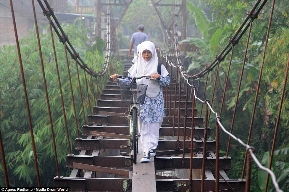 cầu, học sinh, xe đạp, Indonesia, nguy hiểm