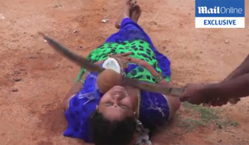 10 clip 'nóng': Dùng dao chặt dừa trên cổ vợ