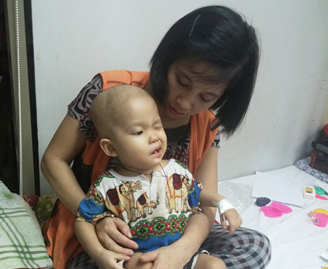 Bất lực nhìn con 2 tuổi lịm đi từng ngày