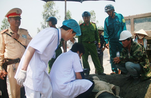 Lái xe lên tiếng vụ nghi 'chôn sống' người ngăn cản thi công