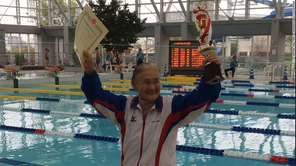 Cụ bà 100 tuổi phá kỷ lục bơi tự do