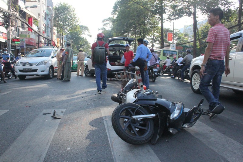 Đâm xe liên hoàn ở trung tâm Sài Gòn, giao thông hỗn loạn