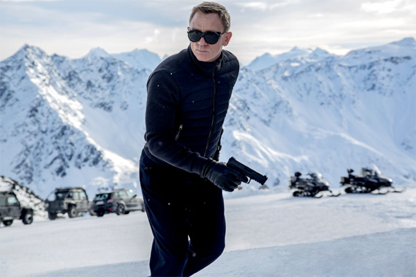 James Bond phải phẫu thuật đầu gối vì đánh nhau