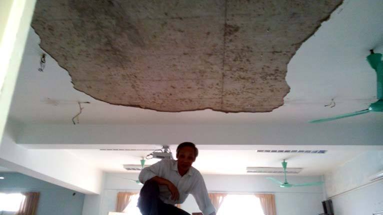 Vữa trần lớp học sập khiến một nữ sinh viên nhập viện