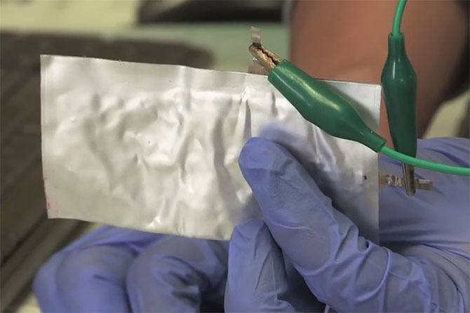 Pin nhôm mới có thể sạc smartphone trong 1 phút