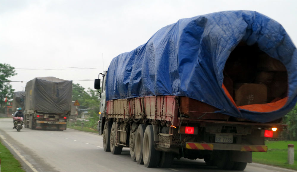 Vây bắt hàng chục xe gỗ Lào quá tải trọng ở Nghệ An