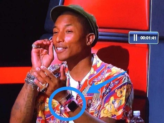 Ca sĩ Pharrell Williams bị phát hiện đeo Apple Watch 10.000 USD