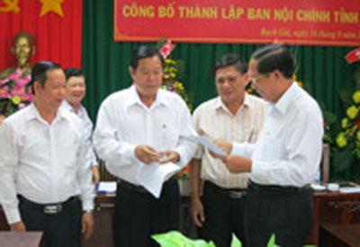 Gọi điện bán tin tham nhũng cho Ban Nội chính