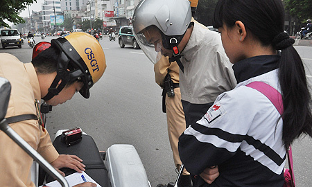 CSGT, xử lí, vi phạm, không đội mũ bảo hiểm, cổng trường