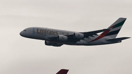 Máy bay Emirates Airline báo khẩn, đột ngột chuyển hướng