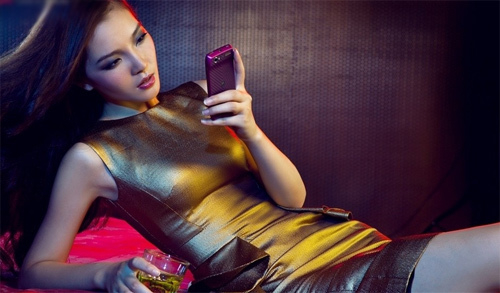 Mỹ nữ khoe dáng cùng smartphone đắt giá