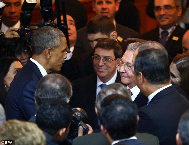 Lãnh đạo Mỹ, Cuba bắt tay nhau tại Panama