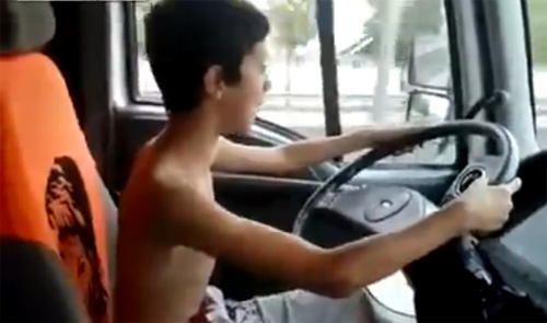Cậu bé 10 tuổi lái xe tải cho bạn quay video