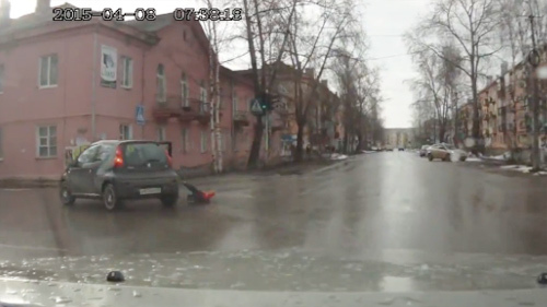 Mẹ bất cẩn để con văng khỏi ô tô đang chạy