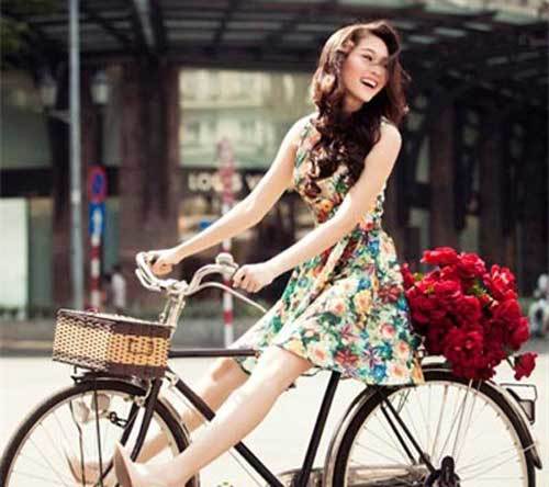 Đừng đánh giá phụ nữ qua độ dài chiếc váy hay độ sâu cổ áo