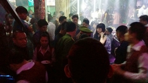 Hàng trăm dân chơi trong quán bar Sài Gòn lúc rạng sáng