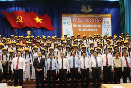 4 Oranges trao học bổng cho học sinh nghèo Long An