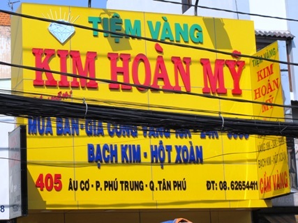 Cầm dao cướp tiệm vàng, bị dân vây đánh bầm dập