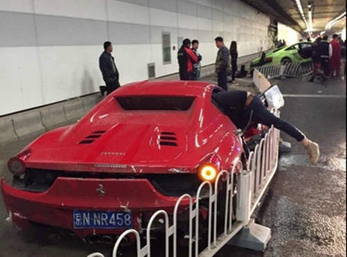 Lamborghini tông Ferrari, xé toạc đường hầm