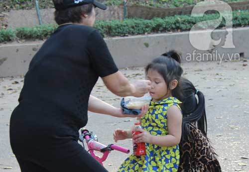 Trẻ hay ốm là do bố mẹ ngày nào cũng cho ăn... 