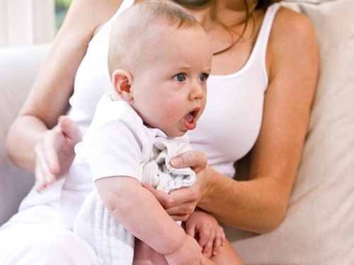Mẹo nhỏ giúp bé sơ sinh ợ hơi dễ dàng
