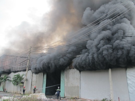 Hàng trăm cảnh sát dập đám cháy kho vải rộng 1.000 m2