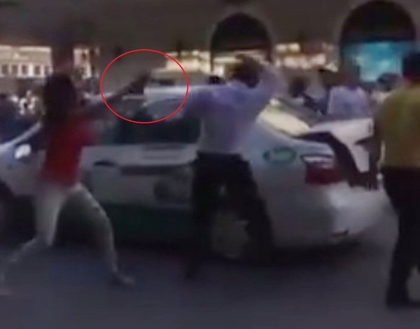 3 cô gái quây đánh tài xế taxi giữa trung tâm Hà Nội