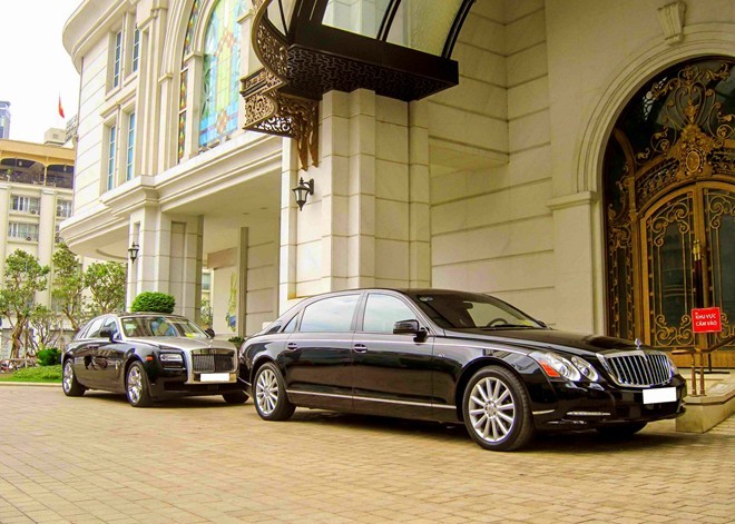 Cặp đôi xe siêu sang Rolls-Royce, Maybach hội ngộ ở Sài Gòn