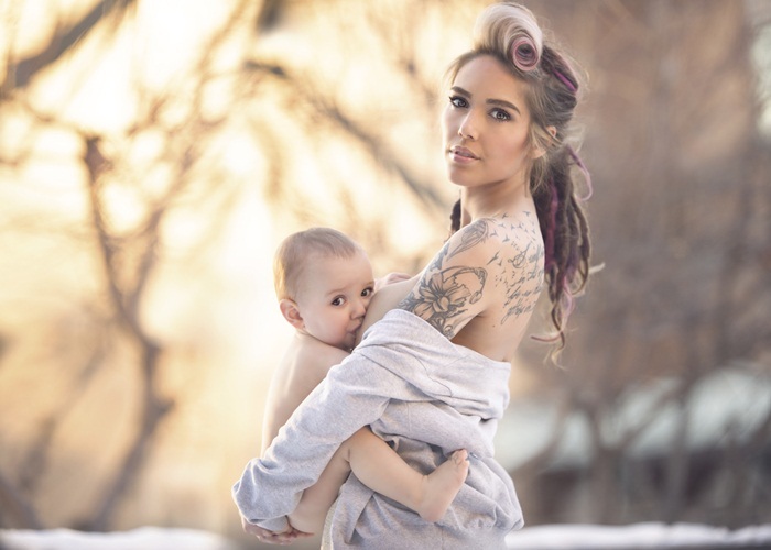 Ngất ngây với bộ ảnh mẹ ngực trần cho con bú giữa thiên nhiên