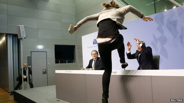Chủ tịch Ngân hàng TW châu Âu bị tấn công bằng giấy vụn