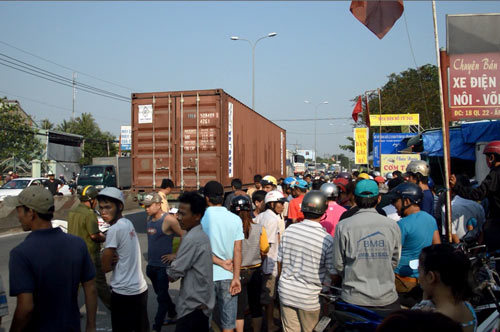 Hàng chục người giúp nâng bánh container, đưa thi thể bé trai ra ngoài