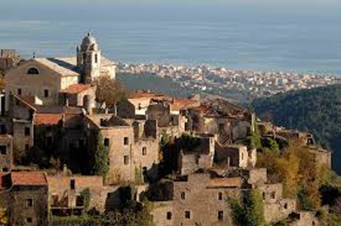 Ngắm thành phố ma nổi tiếng ở Italy từ trên cao