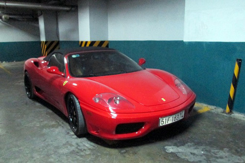 Siêu xe Ferrari 360 Spider nằm phủ bụi trong hầm xe Sài Gòn