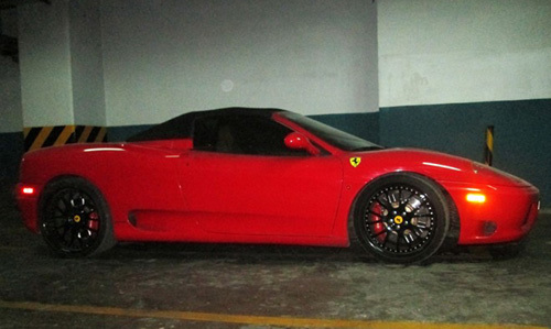 Siêu xe Ferrari 360 Spider nằm phủ bụi trong hầm xe Sài Gòn