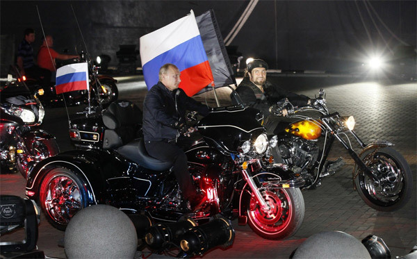 Xem Putin cưỡi xe máy 