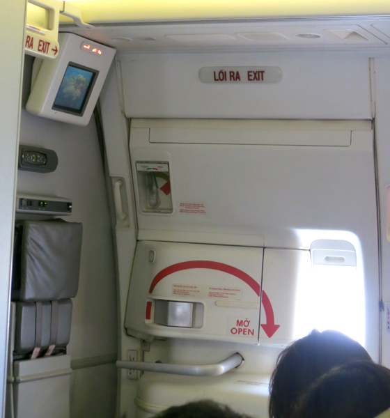Mở tung cửa thoát hiểm để đi toilet