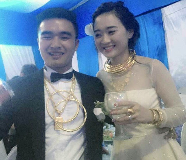 Đám cưới thiếu gia Hà Tĩnh: Cô dâu chú rể đeo cả kg vàng