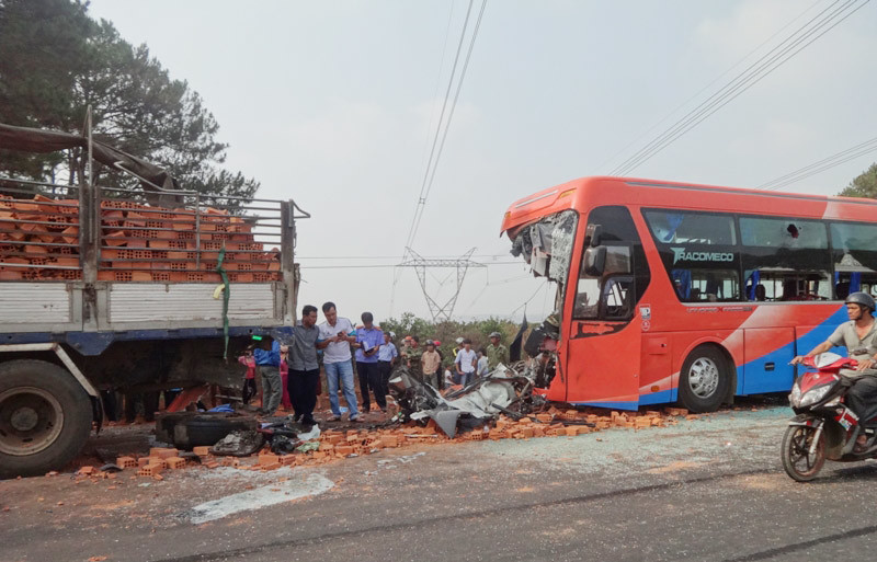 Xe giường nằm đâm kinh hoàng trên quốc lộ, 2 người chết