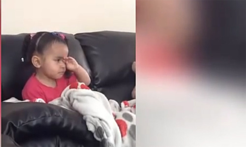 Bé gái đáng yêu khóc khi xem vua sư tử chết