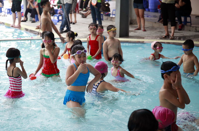 HN: Hơn 300 trẻ được dạy bơi miễn phí