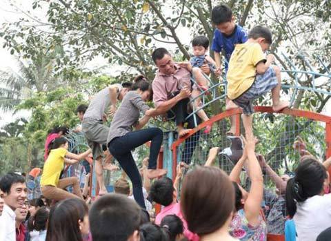 Công viên nước Hồ Tây, mở cửa miễn phí, quá tải, vượt cổng, trèo rào, liều mạng