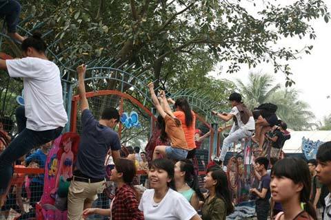 Công viên nước Hồ Tây, mở cửa miễn phí, quá tải, vượt cổng, trèo rào, liều mạng